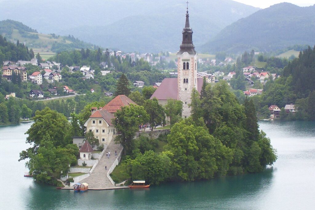 Lacul Bohinj din Slovenia oferă peisaje alpine și acces facil la Ljunljana