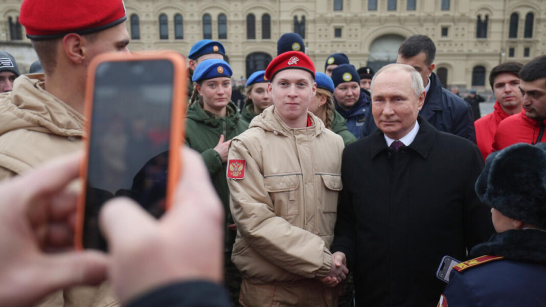 Impulsul de a le insufla tinerilor ruși valori aprobate de Kremlin vine chiar de sus