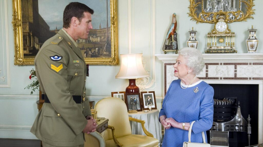 Roberts-Smith a întâlnit-o pe regretata regină Elisabeta a II-a la Palatul Buckingham în 2011, la câteva luni după ce a primit Crucea Victoria