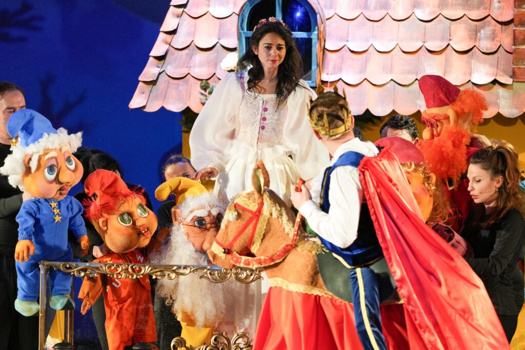 Teatrul Colibri în aprilie: „Albă ca Zăpada” și „Pupăza din tei” – povești care încântă copiii