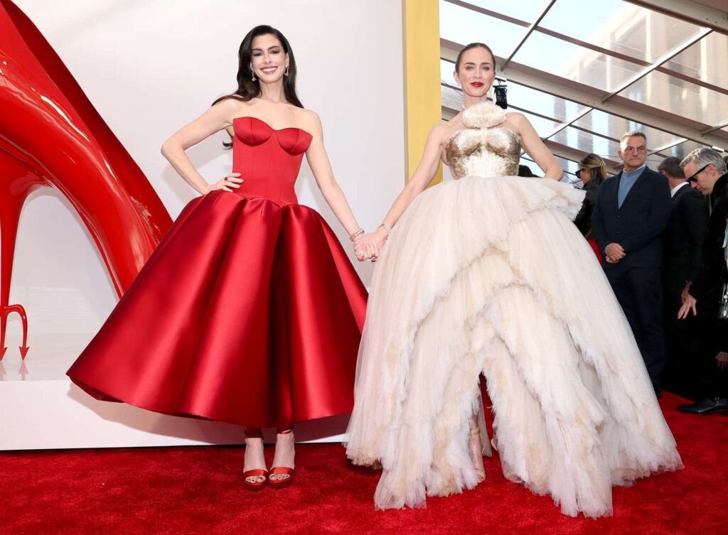 Anne Hathaway și Emily Blunt la premiera filmului „Diavolul se îmbracă de la Prada 2” în New York City, pe 20 aprilie 2026. (Foto: Getty Images)