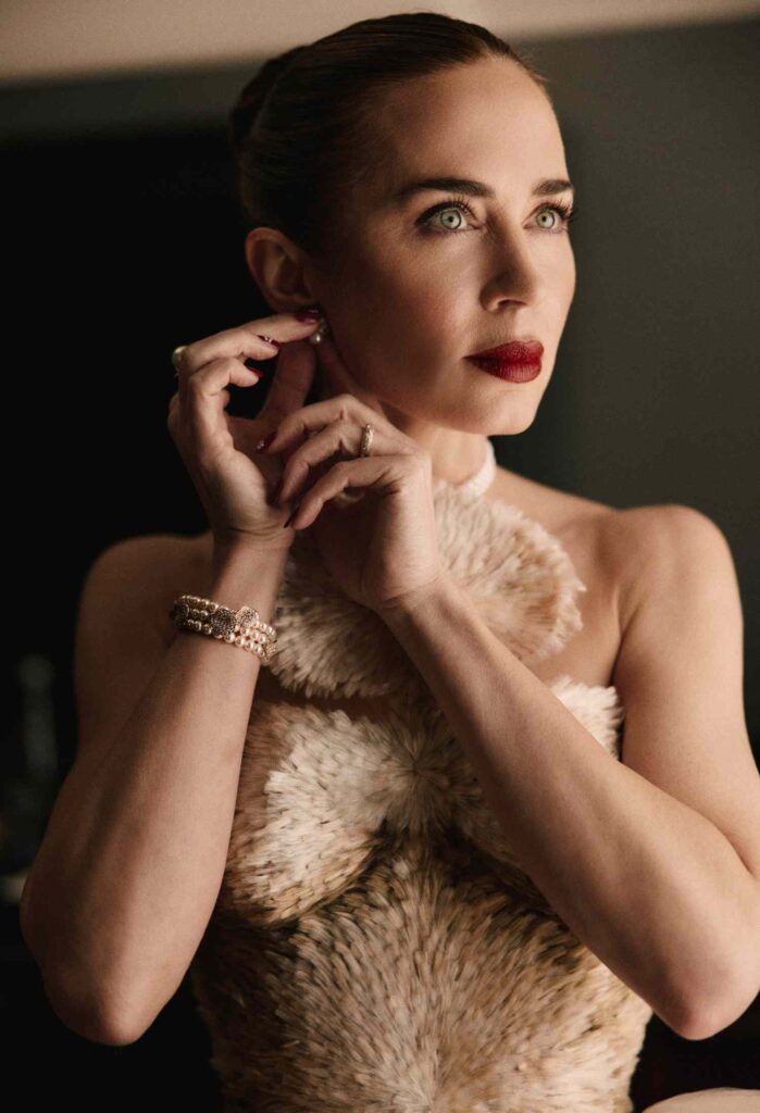 Emily Blunt poartă bijuterii de la Mikimoto la premiera filmului „Diavolul se îmbracă de la Prada 2” din New York.
(Foto: Emilio Madrid)