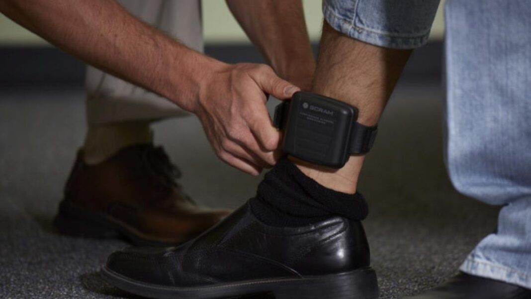 Bărbat din Gorj, monitorizat electronic