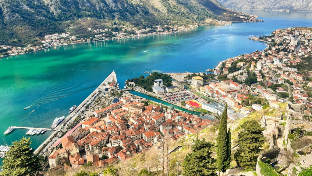 Golful Kotor din Muntenegru este unul dintre cele mai spectaculoase porturi naturale ale Adriaticii