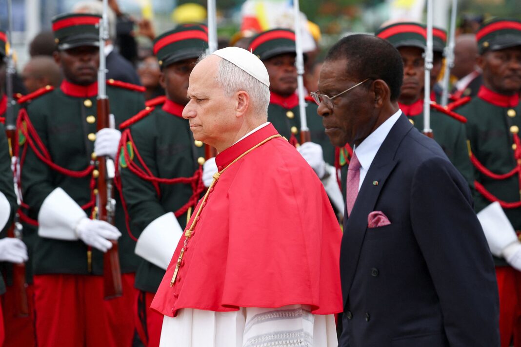 Papa Leon al XIV-lea merge lângă președintele Guineei Ecuatoriale Teodoro Obiang Nguema Mbasogo la sosirea sa pe Aeroportul Internațional Malabo pentru a-și începe călătoria apostolică în Guineea Ecuatorială, la Malabo, Guineea Ecuatorială, 21 aprilie 2026
