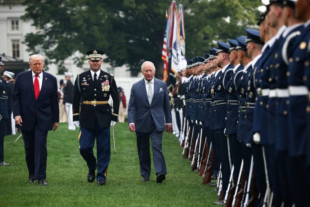 Președintele Donald Trump și Regele Carol al III-lea în timpul unei ceremonii de sosire pe peluza sudică a Casei Albe, marți
(Henry Nicholls/Pool/Reuters)