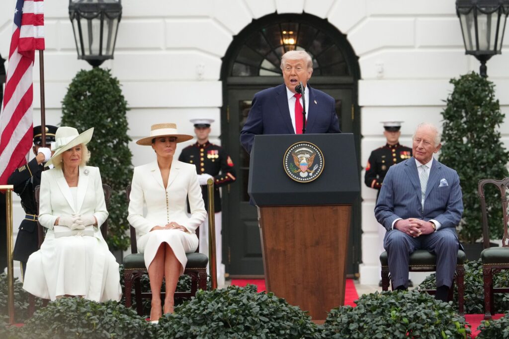 Regele Charles al III-lea al Marii Britanii, Regina Camilla și prima doamnă Melania Trump ascultă discursul președintelui Donald Trump în timpul unei ceremonii de sosire în cadrul vizitei de stat pe peluza sudică a Casei Albe, marți
(Alex Brandon/AP)