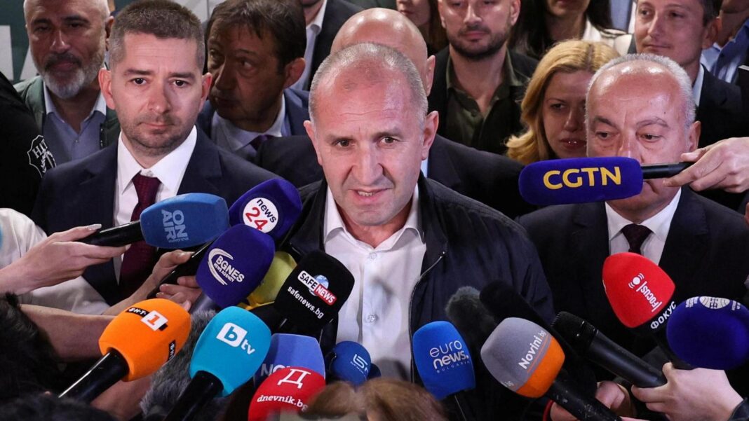 Rumen Radev, fostul președinte domină scrutinul anticipat