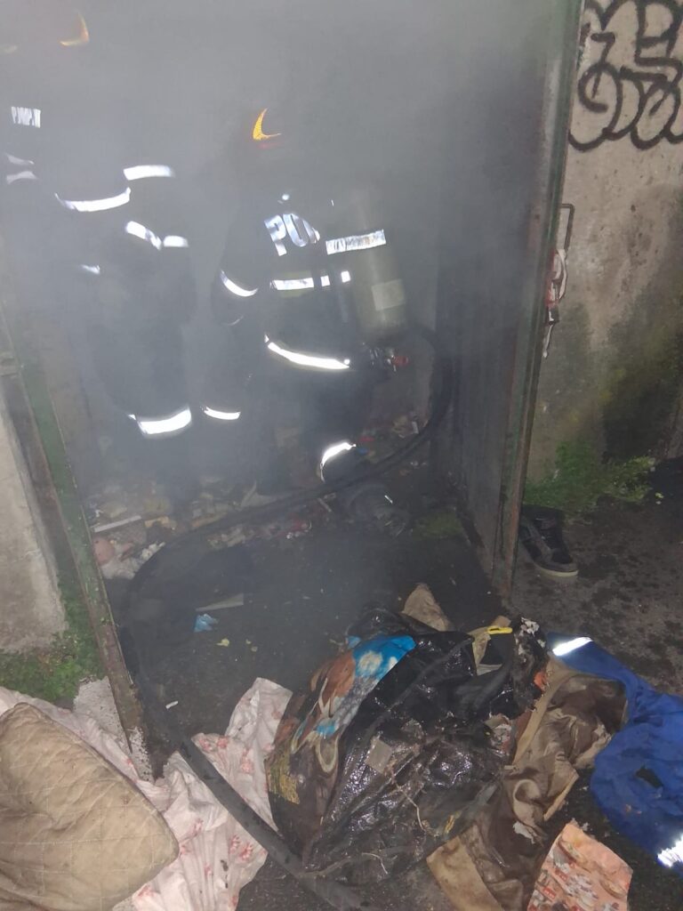 Incendiu la un adăpost improvizat din Râmnicu Vâlcea: un bărbat intoxicat cu fum