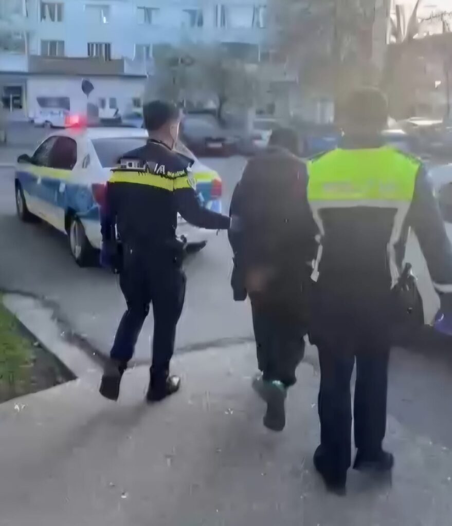 (VIDEO) Minoră de 15 ani, lovită într-un tramvai din Craiova: agresorul a fost reținut de polițiști