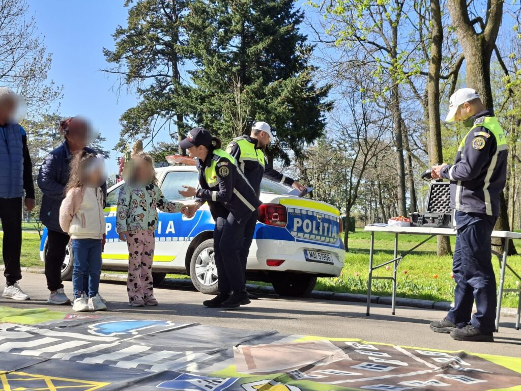 Polițiștii doljeni, alături de copii în vacanță. Recomandări pentru siguranța acestora