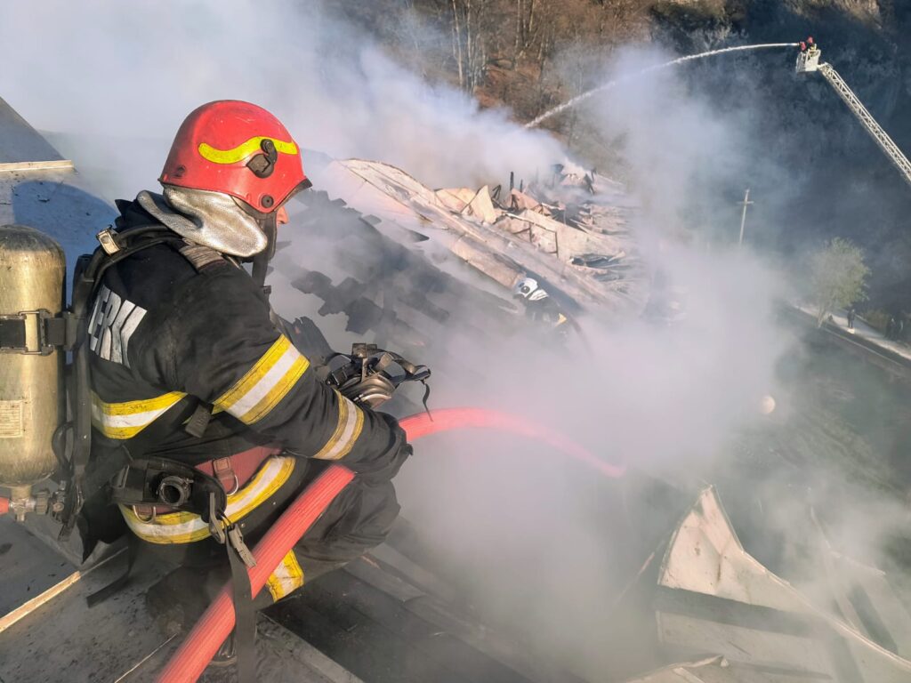 (VIDEO) UPDATE: Incendiu la Mănăstirea Bistrița: pompierii intervin de urgență pentru limitarea flăcărilor