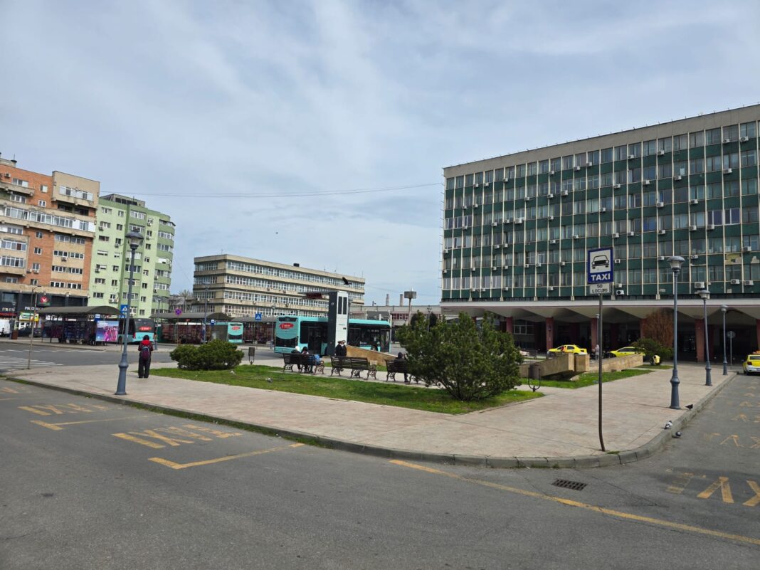 Piața Constantin Brâncuși, din fața gării din Craiova, e învechită