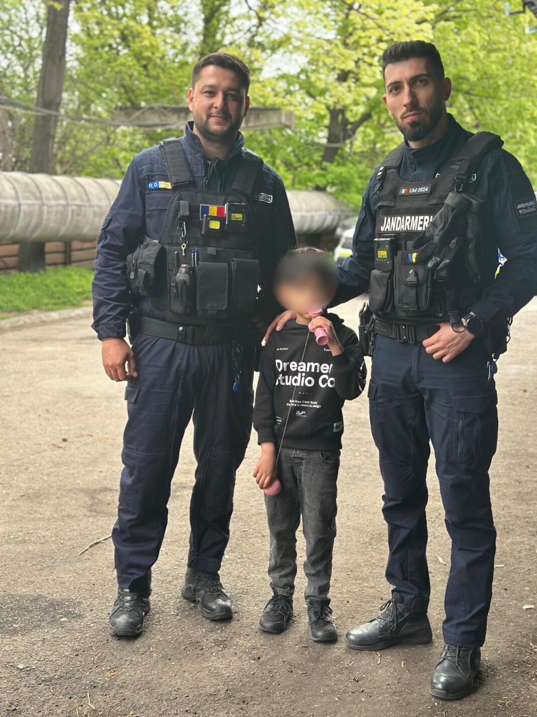 Copilul care se pierduse, alături de jandarmii care l-au găsit