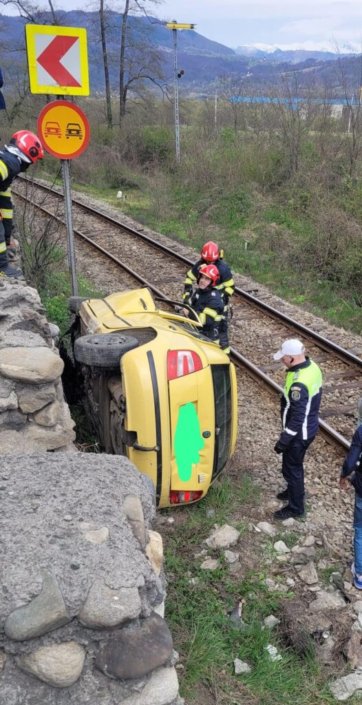 Accident grav în Vâlcea. O persoană este încarcerată