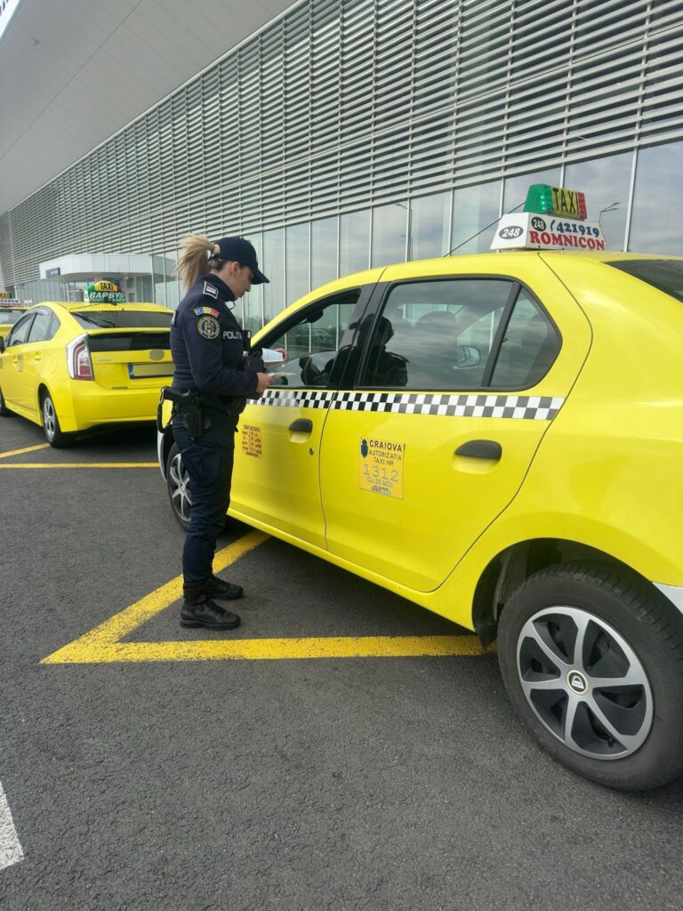 Controale în zona Aeroportului Craiova. Polițiștii au dat amenzi și au retras certificate de înmatriculare