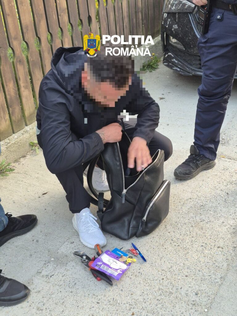 Tânăr din București, reținut după ce ar fi furat bani din cutiile de donații ale unor biserici din Râmnicu Vâlcea