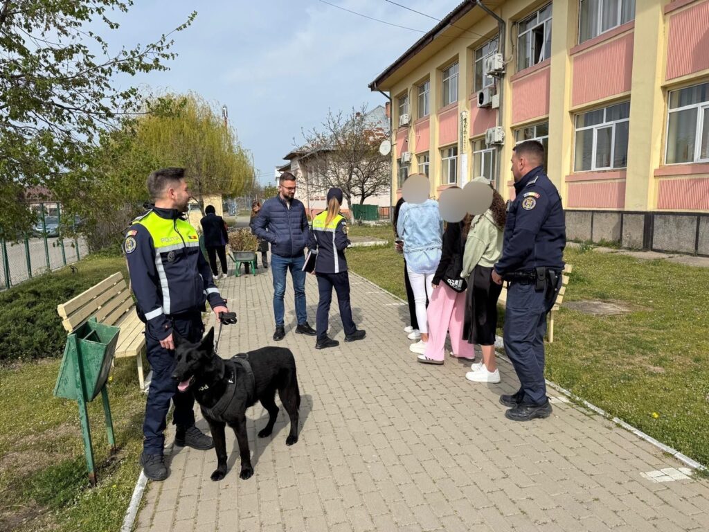 Acțiuni preventive ale polițiștilor doljeni în școlile din Dăbuleni și Bechet