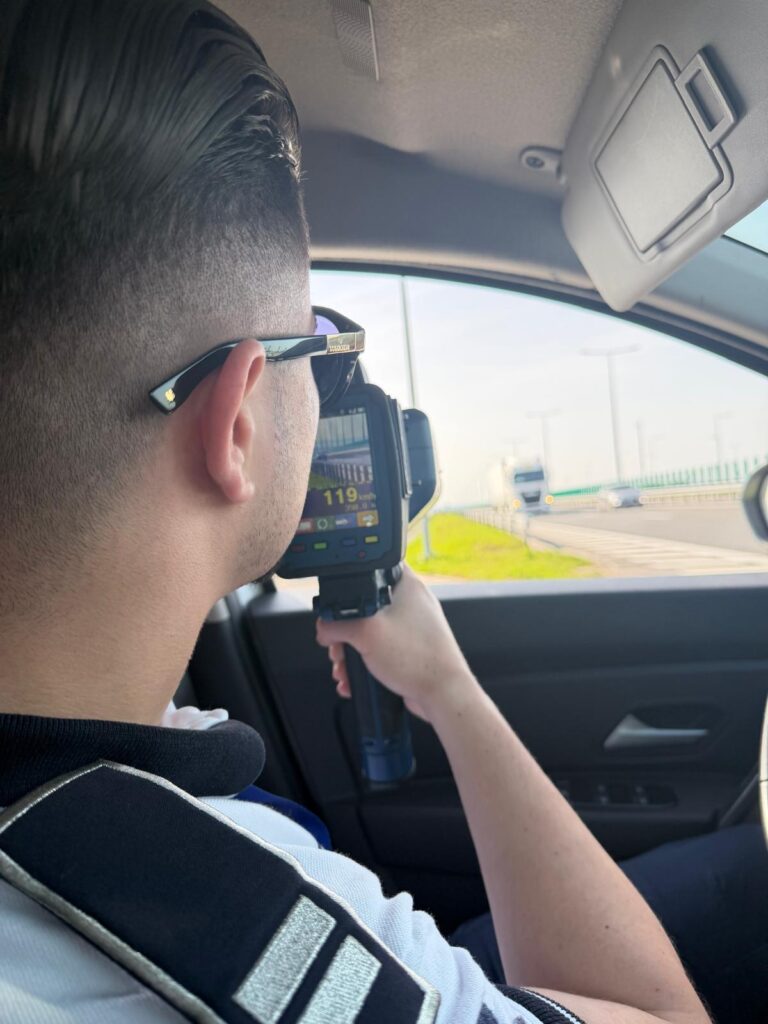 Polițiștii au aplicat peste 120 de sancțiuni pentru viteză