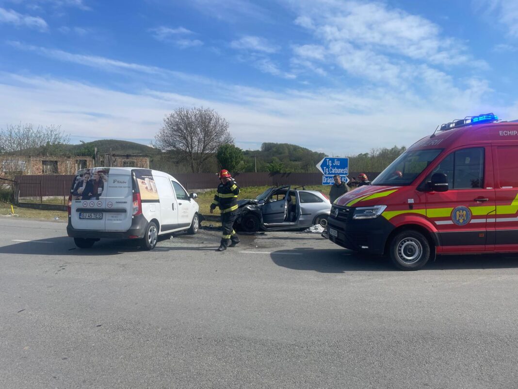 Impact între două autoturisme în Hurezani