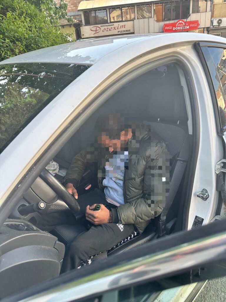 Hoț prins dormind într-o mașină pe care voia să o spargă, în Târgu Jiu