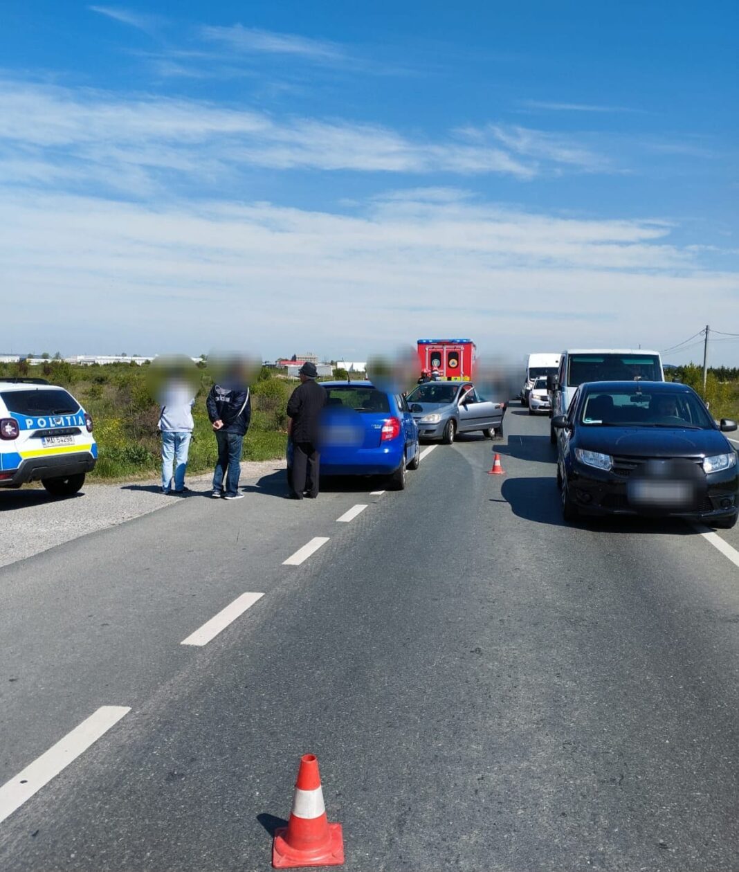 În eveniment au fost implicate două vehicule care circulau din direcția Calea București către DEx12