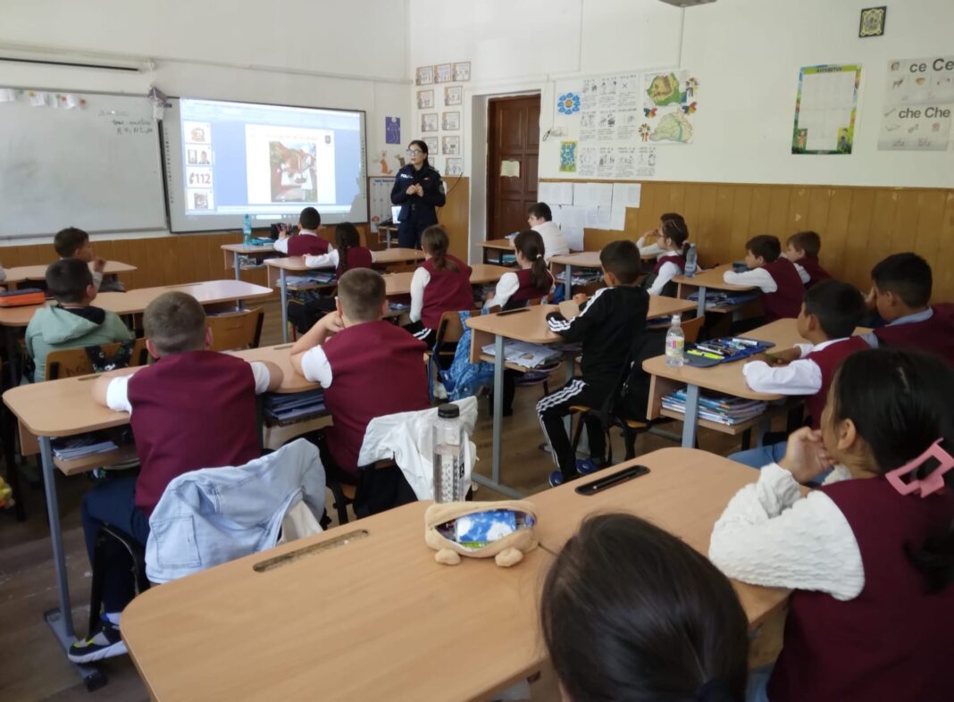 Polițiștii au desfășurat acțiuni integrate în unitățile de învățământ