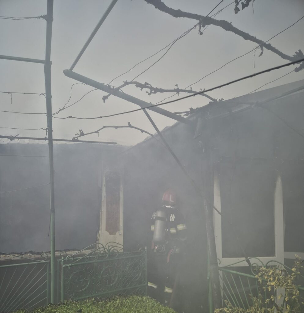 (VIDEO) Mehedinți: Incendiu puternic în Oprișor. Este afectată și o instalație fotovoltaică