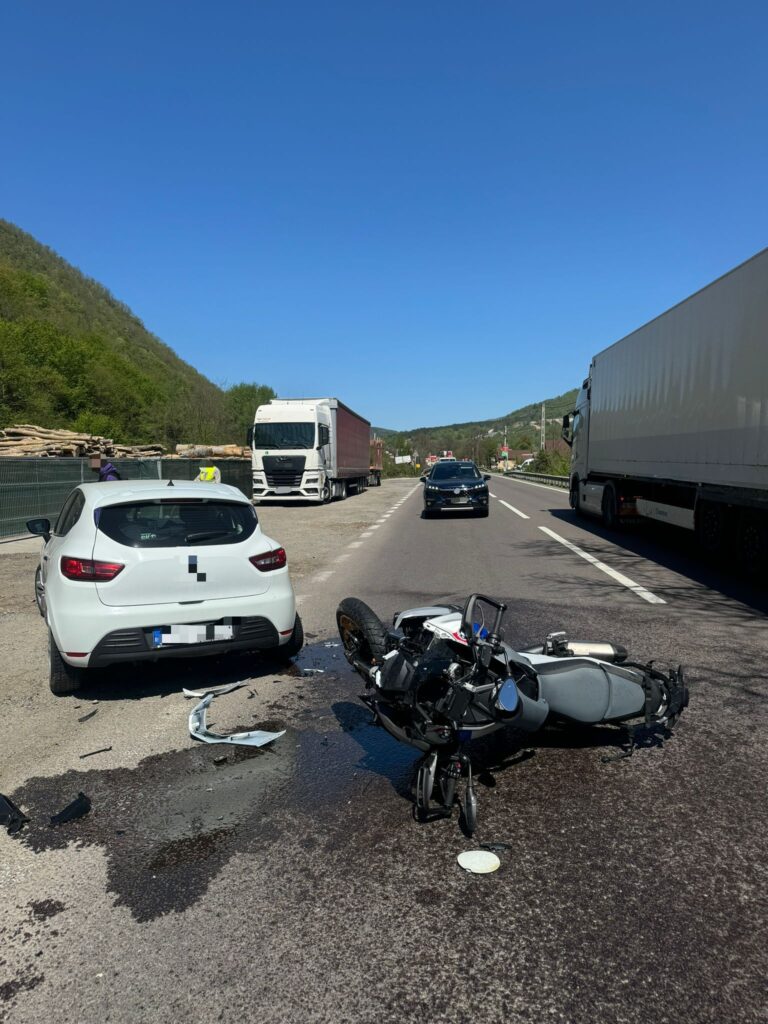 Vâlcea: Accident pe DN7. Un motociclist și două femei transportați la spital