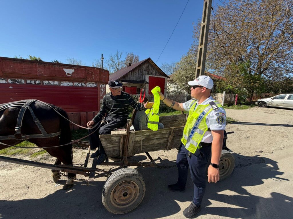 Dolj: Polițiștii au împărțit veste reflectorizante pietonilor, bicicliștilor și căruțașilor din Melinești