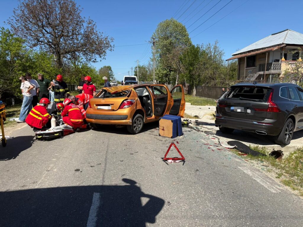 Accident grav în Vâlcea: persoană încarcerată scoasă inconștientă dintre fiarele contorsionate