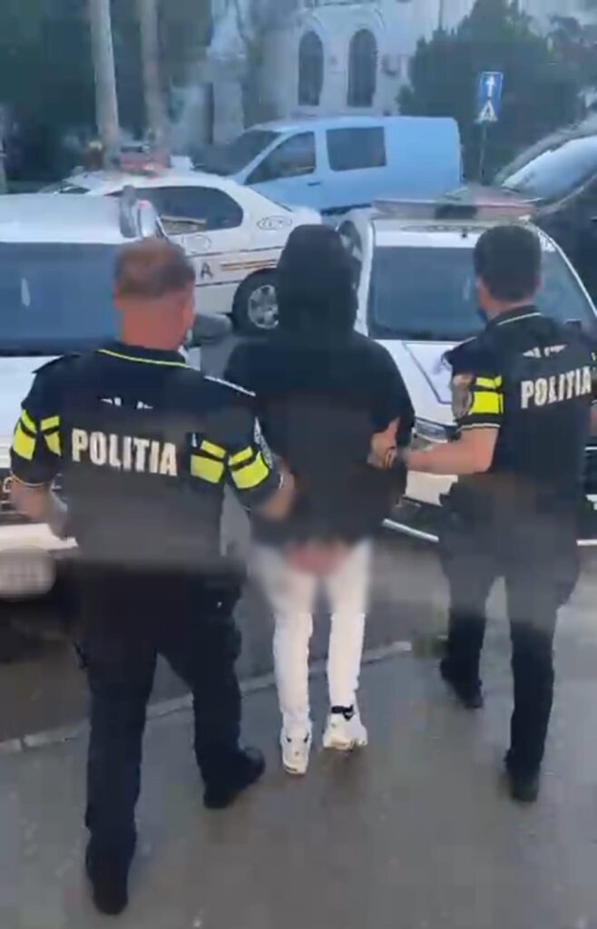 (VIDEO) Tâlhărie pe stradă în Craiova: I-a cerut o brichetă și telefonul, apoi l-a bătut și l-a jefuit