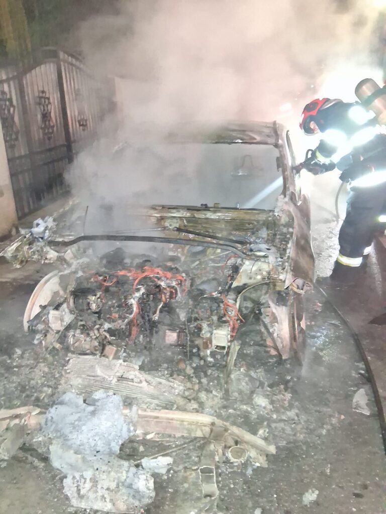 Noapte de foc în Vâlcea: Patru mașini cuprinse de flăcări și două incendii la locuințe