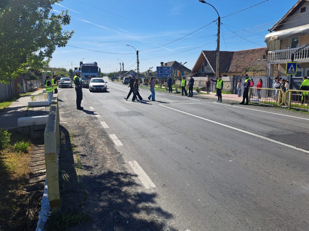 Mehedinți: Lecție de siguranță rutieră pentru elevii din Rogova. Polițiștii i-au învățat cum să traverseze corect