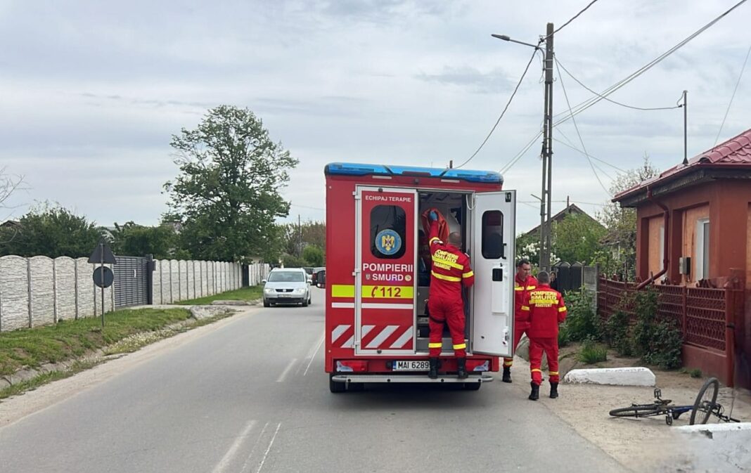 Echipajele de intervenție au încercat minute în șir să îl resusciteze, însă bărbatul nu a mai putut fi salvat. Poliția a deschis dosar penal