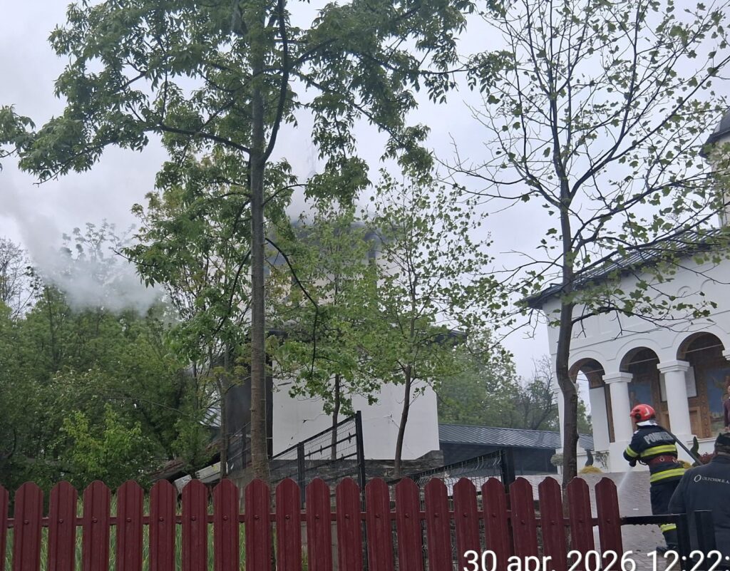 Vâlcea: Clopotnița unei biserici din Lădești a luat foc
