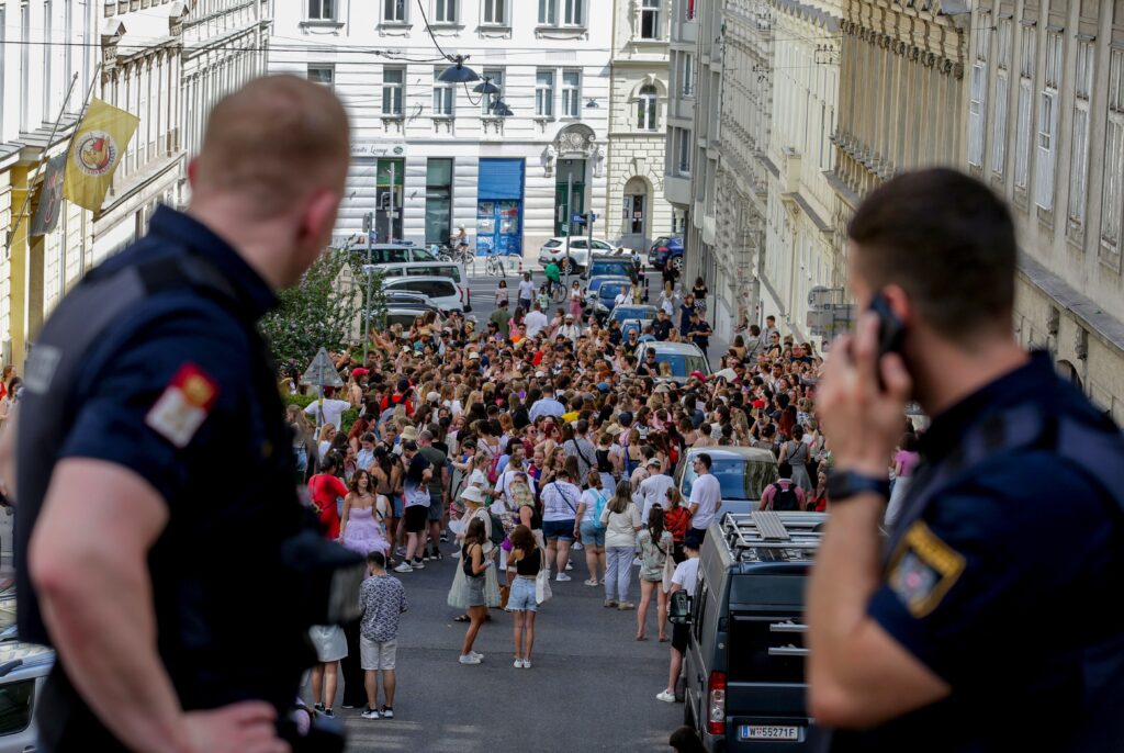 Polițiști austrieci urmăresc o adunare de fani Taylor Swift în centrul orașului Viena, pe 8 august 2024. (AP Photo/Heinz-Peter Bader, File)
