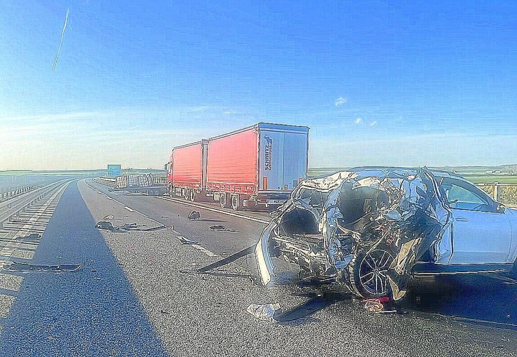 Un bărbat a murit şi o femeie a fost grav rănită într-un accident pe autostrada A1