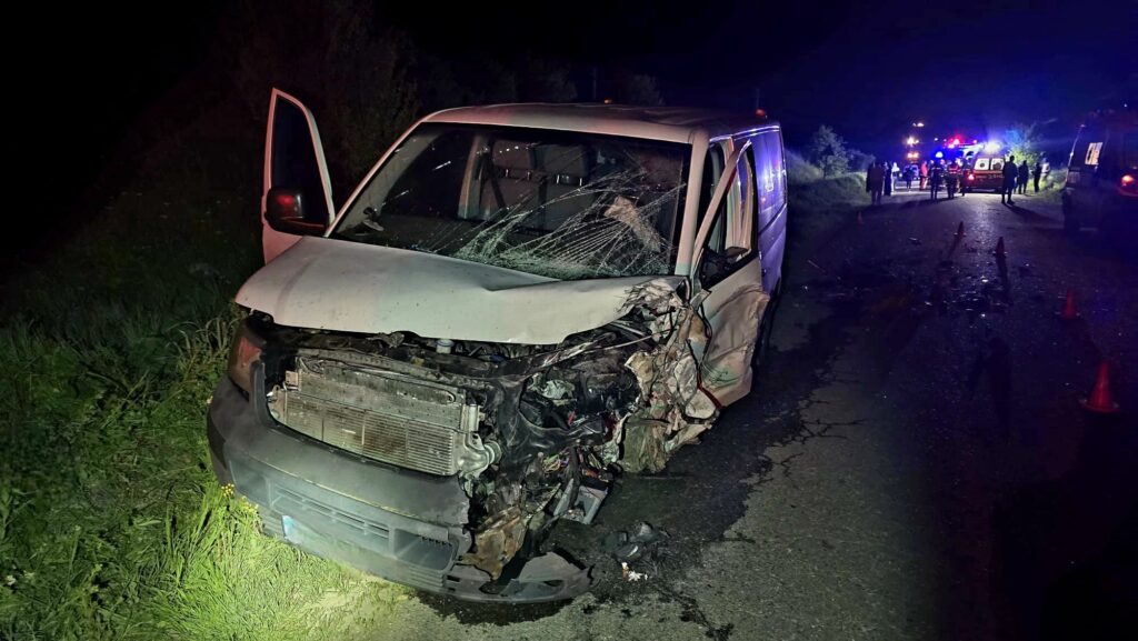 O adolescentă şi un tânăr au murit după ce șoferul unui autoturism nu a adaptat viteza în curbă și a intrat într-un microbuz
