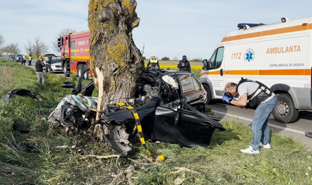 O tânără de 21 de ani a murit după ce a intrat cu mașina într-un copac