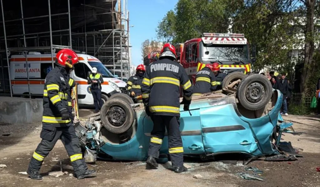 O șoferiță a căzut cu mașina de pe un pod după ce a schimbat direcția fără să se asigure și a fost lovită de un TIR