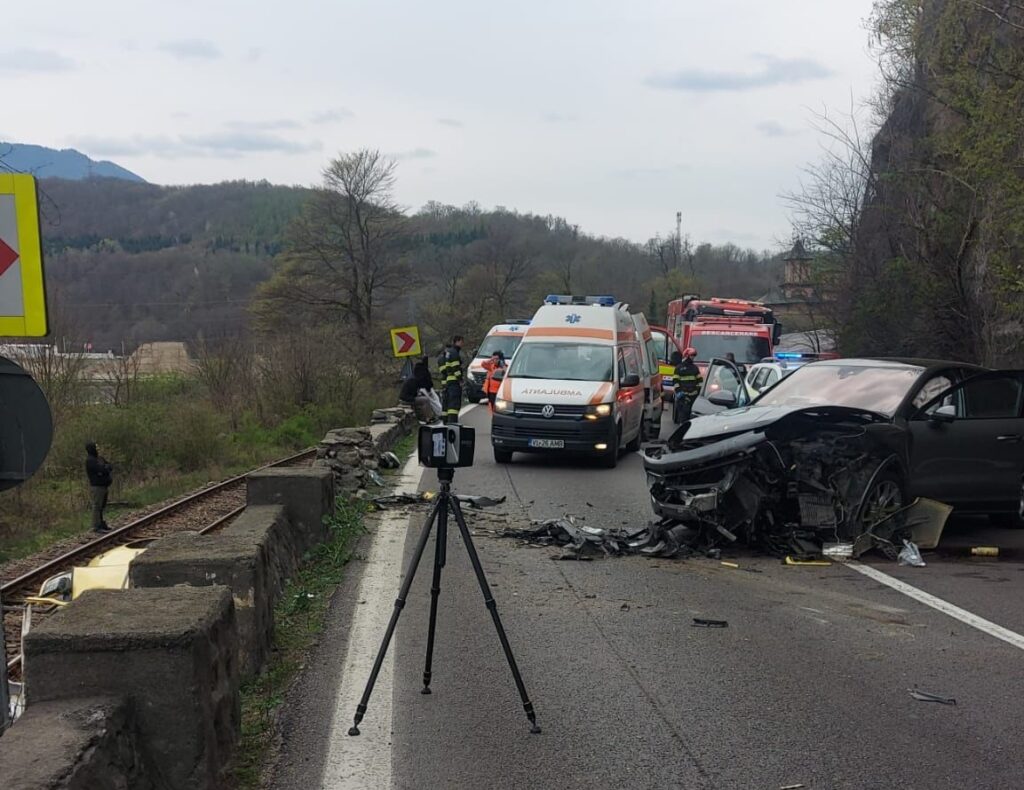 Accident grav pe DN7! Patru persoane au ajuns la spital după ce mașinile s-au făcut praf