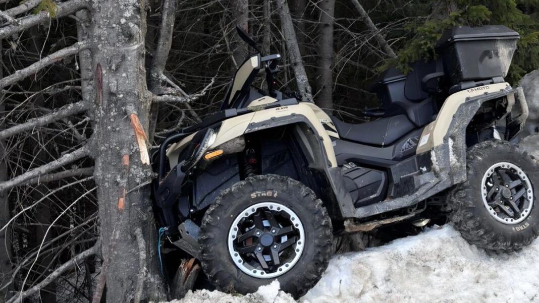 O tânără din București a intrat cu ATV-ul într-un copac, la Rânca
