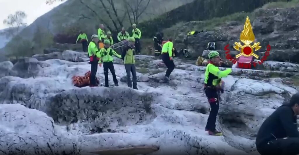 Un român din Italia s-a înecat într-un râu după ce a alunecat de pe o stâncă