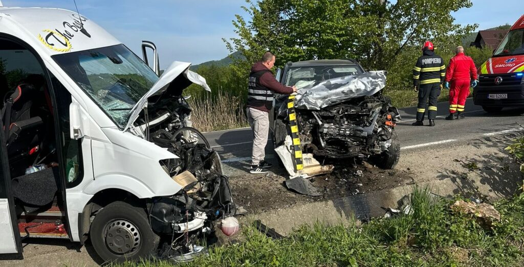 Zece răniți într-un accident în care au fost implicate un autoturism și un microbuz