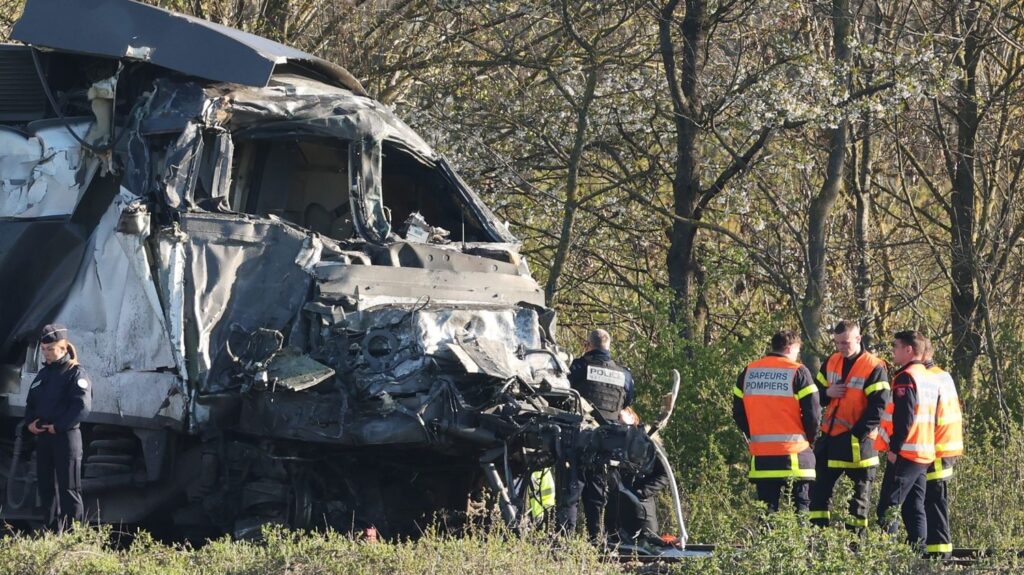 Un mort și 27 de răniți după ce un tren a lovit un camion militar, în Franța