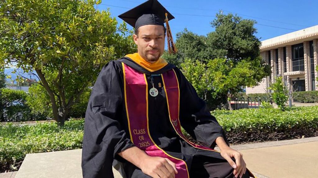 Cole Tomas Allen a absolvit Universitatea de Stat din California, Dominguez Hills, în 2025, conform contului său de LinkedIn