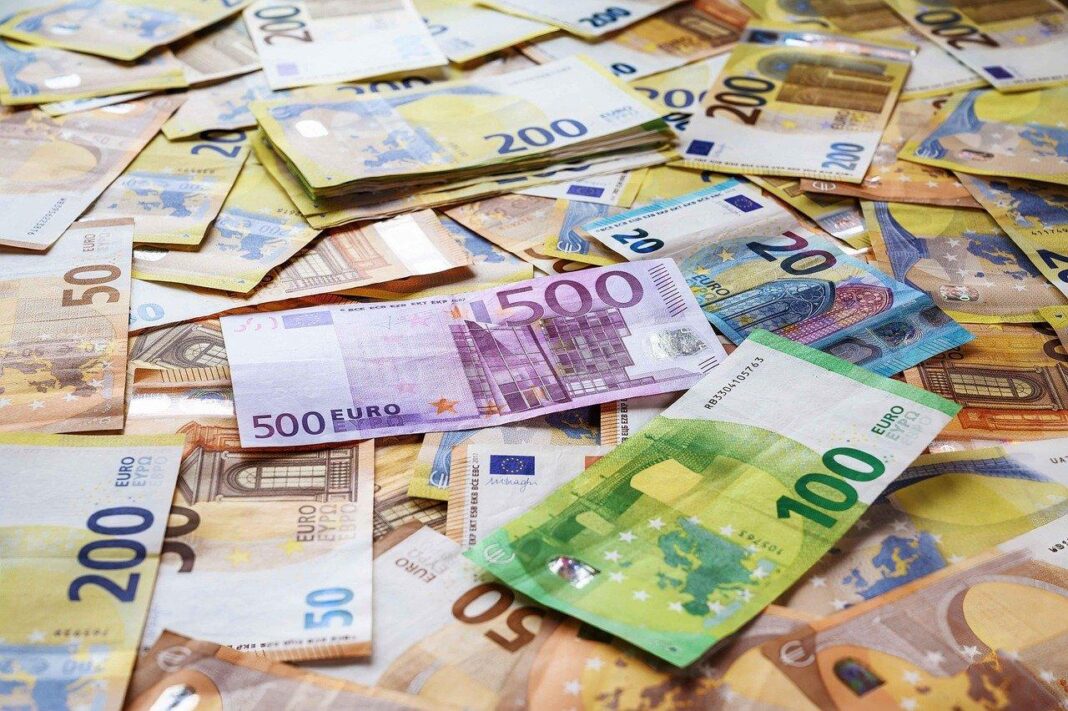 Bloomberg: „Criza din România va crește costurile de împrumut şi va alarma investitorii”