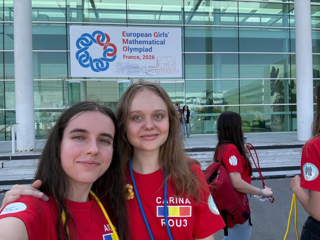 Carina alături de o colegă, la Olimpiadă Europeană