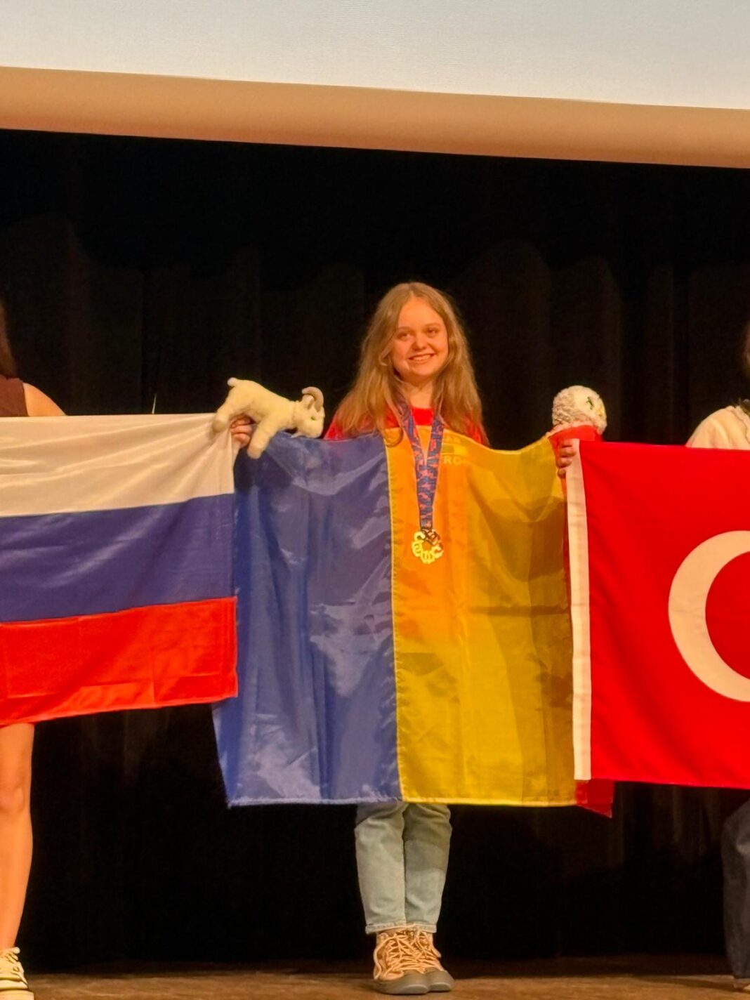 Carina Viespescu cu medalia de aur obţinută la Olimpiada Europeană de Matematică pentru Fete